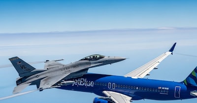 आसमान में भिड़ते-भिड़ते बचे मिलिट्री विमान और प्लेन. (AI Generated)