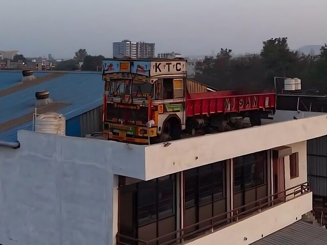 शौक हो तो ऐसा! घर की छत पर खड़ा कर दिया ट्रक, देखने वालों की लग रही भीड़