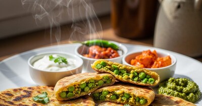  जब आटा तैयार हो जाए, तो एक-एक कर लोई लें और उसमें हरा मटर से तैयार चोखा भरकर तवे पर अच्छे से पका लें. आप चाहें तो इसे तेल या घी में बना सकते हैं और ऊपर से बटर लगाकर इसका स्वाद बढ़ा सकते हैं. आटे को गूंथने के बाद थोड़ी देर छोड़ें जरूर वरना पराठें मुलायम नहीं बनेंगे.