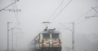 कई जगह दृश्‍यता जीरो होने से ट्रेनों की रफ्तार थमी.