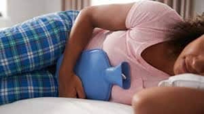 আয়ুর্বেদ বিশেষজ্ঞ ডাঃ রাজকুমার বলেন যে আয়ুর্বেদ অনুসারে, মাসিকের ব্যথা মূলত বাত দোষের ভারসাম্যহীনতার কারণে হয়। বাত দোষ শরীরের নড়াচড়া এবং প্রবাহ নিয়ন্ত্রণ করে। যখন বাত ভারসাম্যহীন হয়, তখন জরায়ুর পেশীগুলির সংকোচন বৃদ্ধি পায়, যার ফলে তীব্র ব্যথা হয়। ঠান্ডা খাবার, অনিয়মিত রুটিন, অতিরিক্ত মানসিক চাপ, ঘুমের অভাব এবং অতিরিক্ত ক্যাফেইন গ্রহণ বাত দোষকে আরও বাড়িয়ে তোলে। এই কারণেই আজকের জীবনযাত্রায় পিরিয়ড ক্র্যাম্প বেশি দেখা যায়।