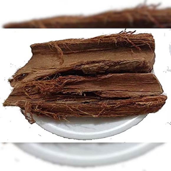 আয়ুর্বেদে, অশোকের ছাল মহিলাদের জন্য বর হিসেবে বিবেচিত হয়। অশোকের ছালের ক্বাথ পান করলে মাসিকের ব্যথা, অতিরিক্ত রক্তপাত এবং দুর্বলতা কমে। শতভরী হরমোনের ভারসাম্যে গুরুত্বপূর্ণ ভূমিকা পালন করে। এটি কেবল ঋতুস্রাবের ব্যথা কমায় না বরং মাসিক নিয়ন্ত্রণ এবং প্রজনন স্বাস্থ্যের উন্নতিতেও সহায়ক বলে বিবেচিত হয়। আয়ুর্বেদিক চিকিৎসকের পরামর্শে উভয়ই খাওয়া ভাল।