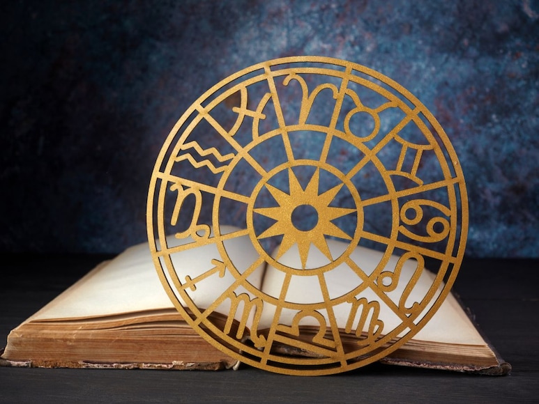 वृश्चिक - बुधाच्या या संक्रमणामुळं वृश्चिक राशीच्या लोकांच्या मनात थोडा ताण निर्माण होऊ शकतो, पण तुमची आर्थिक स्थिती मात्र खूप चांगली राहणार आहे. उत्पन्नाचे मार्ग वाढल्यानं तुम्हाला दिलासा मिळेल. जर तुम्ही कोणाला पैसे उधार दिले असतील, तर ते परत मिळण्याची दाट शक्यता आहे, त्यामुळं त्या दिशेनं केलेले प्रयत्न यशस्वी झाल्यामुळे फायदा होईल. तुम्ही नवीन घर किंवा गाडी खरेदी करू शकता. नवीन कामांमध्ये यश मिळण्याचे योग आहेत. पती-पत्नीमधील संबंध अधिक मधुर होतील. वृश्चिक - बुधाच्या या संक्रमणामुळं वृश्चिक राशीच्या लोकांच्या मनात थोडा ताण निर्माण होऊ शकतो, पण तुमची आर्थिक स्थिती मात्र खूप चांगली राहणार आहे. उत्पन्नाचे मार्ग वाढल्यानं तुम्हाला दिलासा मिळेल. जर तुम्ही कोणाला पैसे उधार दिले असतील, तर ते परत मिळण्याची दाट शक्यता आहे, त्यामुळं त्या दिशेनं केलेले प्रयत्न यशस्वी झाल्यामुळे फायदा होईल. तुम्ही नवीन घर किंवा गाडी खरेदी करू शकता. नवीन कामांमध्ये यश मिळण्याचे योग आहेत. पती-पत्नीमधील संबंध अधिक मधुर होतील.