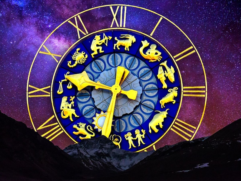 मीन - बुधाचं हे संक्रमण मीन राशीच्या लोकांसाठी व्यावसायिक दृष्टीनं खूप फायदेशीर ठरेल. नवीन नोकरीसाठी अर्ज करायचा असेल, तर तुम्हाला चांगल्या संधी मिळतील. राजकारणातील लोकांशी तुमचे संबंध अधिक सुधारतील. विशेषतः शस्त्र किंवा इतर मोठ्या उद्योगांशी संबंधित लोकांना मोठा लाभ होईल. तुम्ही घेतलेले निर्णय आणि केलेल्या कामाचं सगळीकडं कौतुक होईल. घरातील वातावरण आनंदी आणि सुखद राहील. (सूचना : येथे दिलेली माहिती ज्योतिषीय ज्ञानावर आधारित आहे. याला कोणताही शास्त्रीय पुरावा नाही. न्यूज 18 मराठी त्याची हमी देत नाही.) मीन - बुधाचं हे संक्रमण मीन राशीच्या लोकांसाठी व्यावसायिक दृष्टीनं खूप फायदेशीर ठरेल. नवीन नोकरीसाठी अर्ज करायचा असेल, तर तुम्हाला चांगल्या संधी मिळतील. राजकारणातील लोकांशी तुमचे संबंध अधिक सुधारतील. विशेषतः शस्त्र किंवा इतर मोठ्या उद्योगांशी संबंधित लोकांना मोठा लाभ होईल. तुम्ही घेतलेले निर्णय आणि केलेल्या कामाचं सगळीकडं कौतुक होईल. घरातील वातावरण आनंदी आणि सुखद राहील. (सूचना : येथे दिलेली माहिती ज्योतिषीय ज्ञानावर आधारित आहे. याला कोणताही शास्त्रीय पुरावा नाही. न्यूज 18 मराठी त्याची हमी देत नाही.)