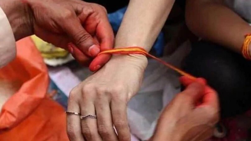 रक्षासूत्र बदलण्यासाठी शुभ दिवस: जुना रक्षासूत्र काढण्यासाठी आणि नवीन बांधण्यासाठी मंगळवार किंवा शनिवार हे दोन दिवस सर्वात शुभ मानले जातात. संक्रांत किंवा इतर सणांच्या दिवशीही तुम्ही तो बदलू शकता. इतर कोणत्याही दिवशी तो काढणे टाळावे.