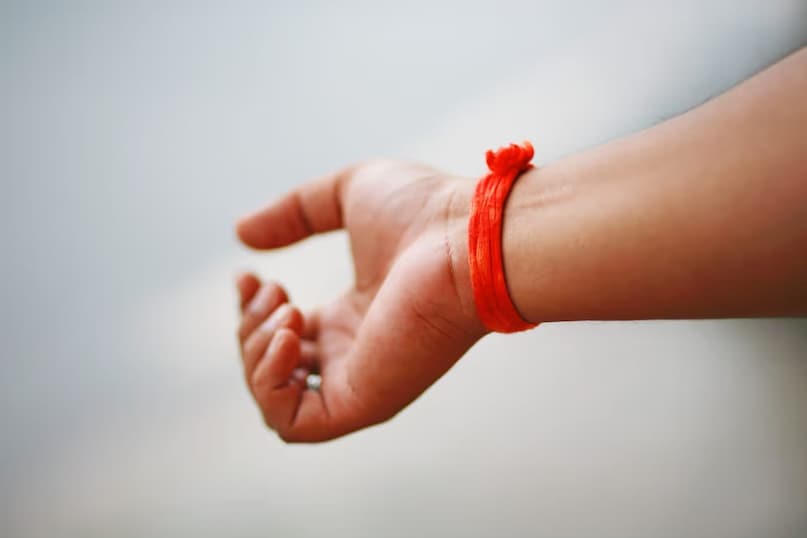 रक्षासूत्र बांधण्याची पद्धत: रक्षासूत्र बांधताना तुमची मूठ बंद असावी आणि दुसरा हात डोक्यावर असावा. कलावा नेहमी 3, 5 किंवा 7 वेळा मनगटावर लपेटला जावा. धागा बांधताना मनात 'ॐ नमः शिवाय' किंवा 'येन बद्धो बली राजा...' या मंत्राचा जप केल्यास त्याचे सामर्थ्य वाढते.