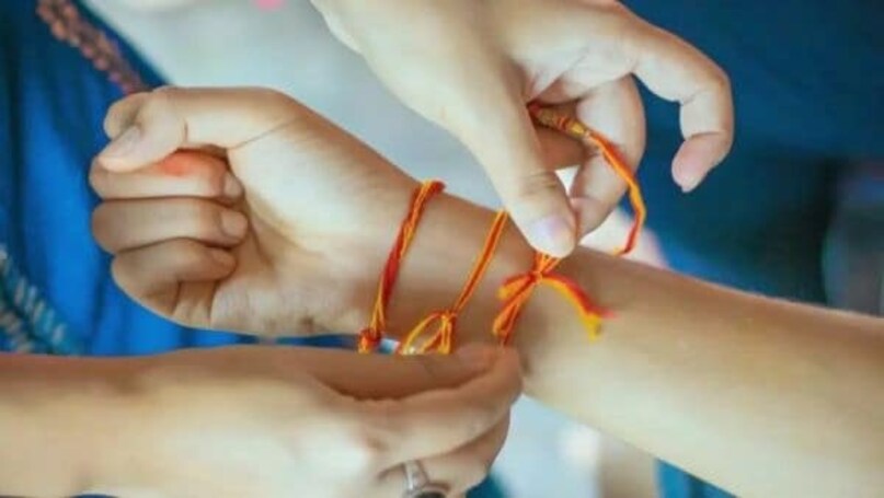 रक्षासूत्र उतरवल्यानंतर काय करावे? जुना झालेला कलावा कधीही कचऱ्यात किंवा अस्वच्छ ठिकाणी फेकू नका. तो सन्मानाने काढून एखाद्या वाहत्या पाण्यात (नदीत) प्रवाहित करावा किंवा एखाद्या पवित्र झाडाच्या मुळाशी मातीत पुरावा. यामुळे त्याची पवित्रता जपली जाते.