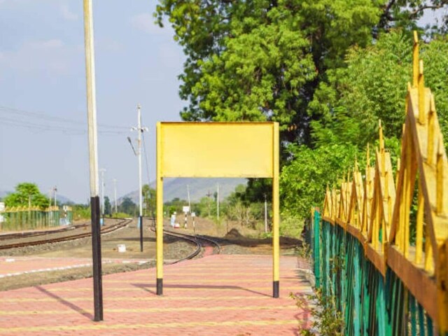 This is the mysterious railway station of India, which has no name, the yellow board is empty