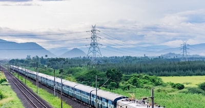 रेलवे न केवल नई आय सृजित करने में विफल रहा, बल्कि जो पैसा उसे मिलना चाहिए था, उसकी वसूली में भी भारी लापरवाही बरती गई.
