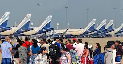 इंडिगो संकट से हजारों की तादाद में पैसेंजर्स प्रभावित हुए हैं. (फोटो: PTI)