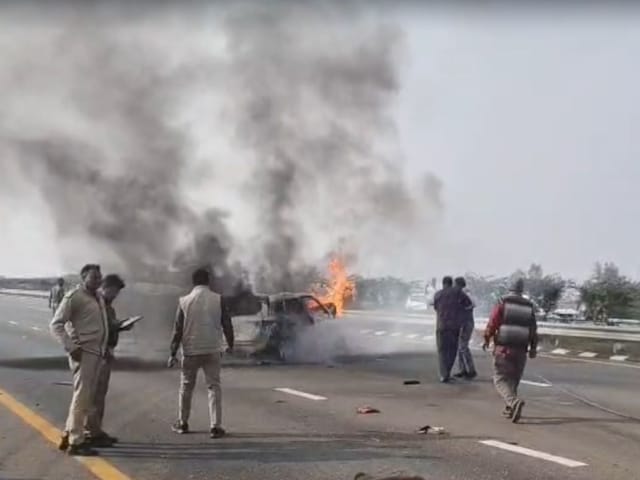 पूर्वांचल एक्सप्रेसवे पर भीषण सड़क हादसा, धूं-धूं कर जली कार, 5 लोगों की मौत पूर्वांचल एक्सप्रेसवे पर भीषण सड़क हादसा, धूं-धूं कर जली कार, 5 लोगों की मौत