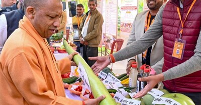 CM Yogi laughs at 5-foot gourd at Kisan Pathshala 8.0 launch
