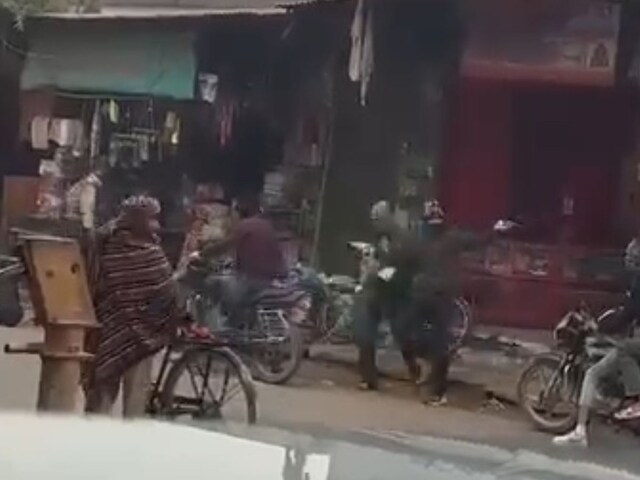 बोरे में भरकर सोना-चांदी ले जा रहे बदमाशों को गांव वालों ने पकड़कर कूट दिया