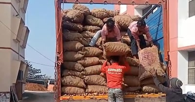 आलू से भरे ट्रक से बरामद हुई लाखों की शराब.