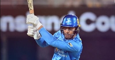 जेर्सिस वाडिया ने शुरुआती तीन गेंदों पर 3 छक्के लगाए जबकि चौथी गेंद पर चौका जड़ा. 