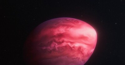 यह आर्टिस्ट का कॉन्सेप्ट दिखाता है कि एक्सोप्लैनेट PSR J2322-2650b कैसा दिख सकता है. जिस बहुत भारी पल्सर की यह परिक्रमा करता है, उसके ग्रेविटेशनल फोर्स इस बृहस्पति जैसे ग्रह को खींचकर इस अजीब नींबू जैसी शेप में बदल रहे हैं. Credit: NASA, ESA, CSA, Ralf Crawford (STScI)