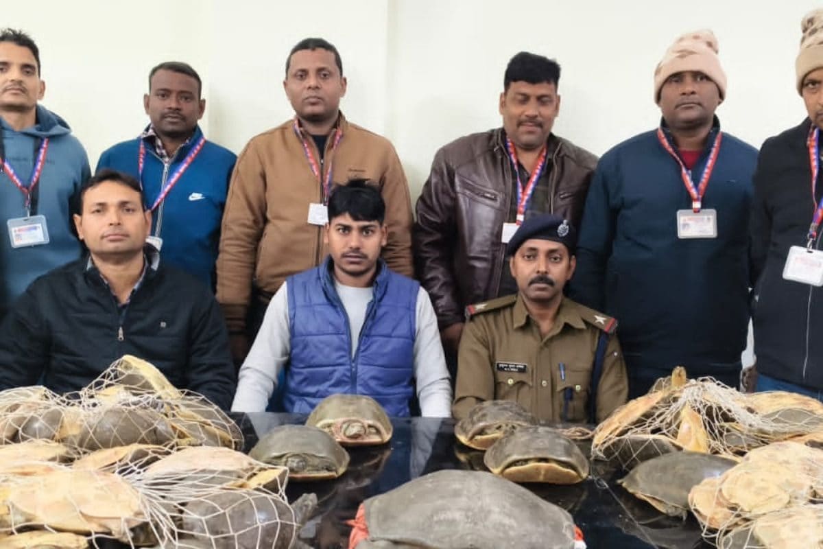 ट्रेन में AC के बगल वाले डिब्बे में रखे थे 4 बैग, चैन खोलते ही मची भागमभाग