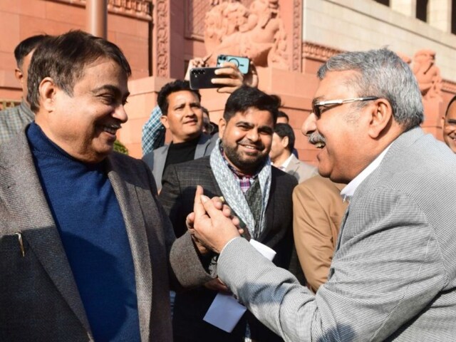 कित-कित वाले सांसद का नया वीडियो, गडकरी के साथ कल्याण बनर्जी का नया ड्रामा