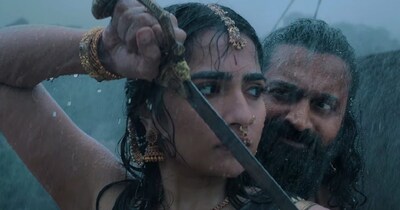 साल 2025 में 'कांताराः ए लीजेंड चैप्टर वन' ने बॉक्स ऑफिस पर सबसे ज्यादा 850 करोड़ रुपए का ग्लोबल कलेक्शन किया. फिल्म ने कन्नड़ और हिंदी भाषा में सबसे ज्यादा कलेक्शन किया. ऋषभ शेट्टी, रुक्मिणी वसंत और गुलशन दैवेया स्टारर को क्रिटिक्स ने भी खूब सराहा. ट्रेड एनालिस्ट्स का मानना है कि रणवीर सिंह की 'धुरंधर' का 'कांतारा 2' का रिकॉर्ड तोड़ सकती है. 