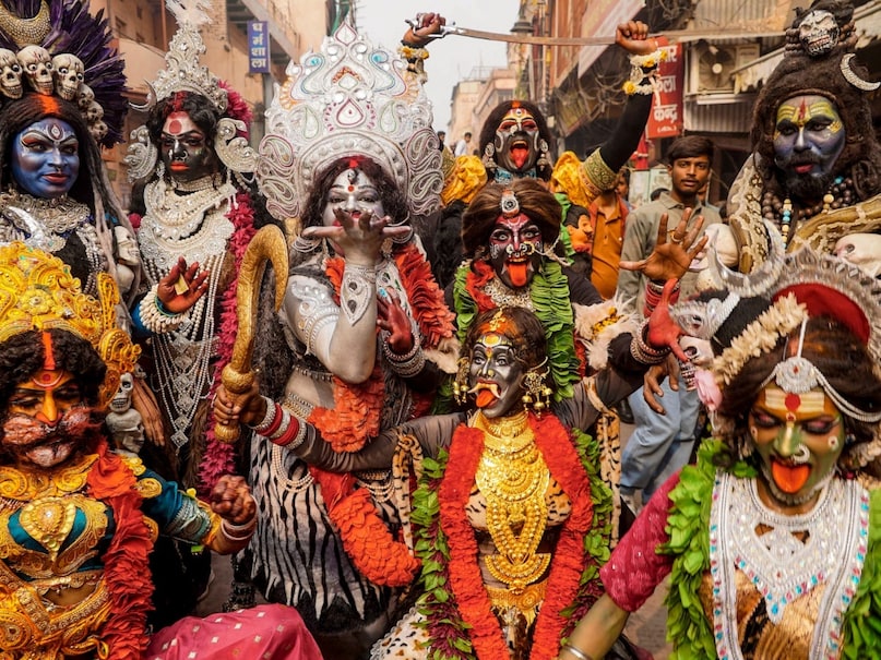 इस जुलुस में मां काली के अनेकों रूप के दर्शन हुए. कलाकारों ने अलग-अलग श्रृंगार कर अपनी कला का प्रदर्शन किया. काशी विश्वनाथ के इस जीर्णोद्धार वर्षगांठ में इस दृश्य को देखने के लिए भक्तों की भीड़ लग गई. इस जुलुस में मां काली के अनेकों रूप के दर्शन हुए. कलाकारों ने अलग-अलग श्रृंगार कर अपनी कला का प्रदर्शन किया. काशी विश्वनाथ के इस जीर्णोद्धार वर्षगांठ में इस दृश्य को देखने के लिए भक्तों की भीड़ लग गई.