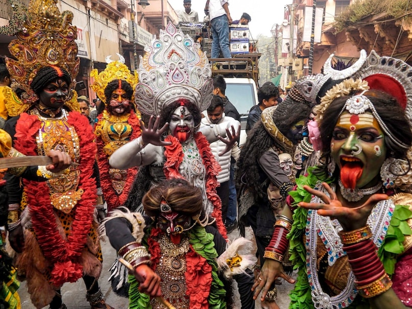 मां काली के तांडव नृत्य के साथ कलाकारों धार्मिक परंपराओं और सांस्कृतिक धरोहर का जीवंत प्रदर्शन किया. गहनों और फूलों की सजावट के साथ-साथ शरीर पर विभिन्न प्रकार के प्रतीक चिन्ह और चमत्कारी आभूषणों का प्रदर्शन किया गया मां काली के तांडव नृत्य के साथ कलाकारों धार्मिक परंपराओं और सांस्कृतिक धरोहर का जीवंत प्रदर्शन किया. गहनों और फूलों की सजावट के साथ-साथ शरीर पर विभिन्न प्रकार के प्रतीक चिन्ह और चमत्कारी आभूषणों का प्रदर्शन किया गया