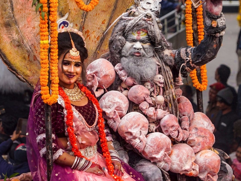 तस्वीर में शिव और पार्वती के रूप में जो श्रृंगार किया गया है, वह काफी विशिष्ट और पौराणिक प्रतीकों को दर्शाता है. शिव और पार्वती की जो छवि प्रस्तुत की गई है, वह उनके दिव्य और शक्तिशाली रूप को दर्शाता है. जुलुस में शिव के शरीर पर कंकालों और राख का उपयोग किया गया. सिर पर चंद्रमा गले में नाग और शवों की माला ने लोगों को काफी आकर्षित किया. वहीं माता पार्वती का श्रृंगार अधिक नाजुक और सुंदर दिखाया गया. वे सुंदर वस्त्र पहनकर, आभूषणों से सजी हुई हैं, जो उनके सौंदर्य और शक्ति को व्यक्त करते हैं. तस्वीर में शिव और पार्वती के रूप में जो श्रृंगार किया गया है, वह काफी विशिष्ट और पौराणिक प्रतीकों को दर्शाता है. शिव और पार्वती की जो छवि प्रस्तुत की गई है, वह उनके दिव्य और शक्तिशाली रूप को दर्शाता है. जुलुस में शिव के शरीर पर कंकालों और राख का उपयोग किया गया. सिर पर चंद्रमा गले में नाग और शवों की माला ने लोगों को काफी आकर्षित किया. वहीं माता पार्वती का श्रृंगार अधिक नाजुक और सुंदर दिखाया गया. वे सुंदर वस्त्र पहनकर, आभूषणों से सजी हुई हैं, जो उनके सौंदर्य और शक्ति को व्यक्त करते हैं.