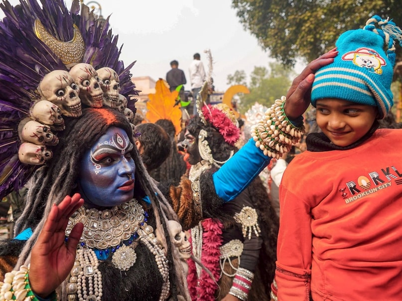जुलुस के दौरान धार्मिक और सांस्कृतिक झलक दिखाई दी, जिसमें पौराणिक रूप में शिव के रूप की प्रस्तुति हुई. इस प्रकार के आयोजनों में आमतौर पर लोग देवी-देवताओं के रूप में सजते हैं और जुलूसों में शामिल होते हैं. तस्वीर में शिव के झूलते बाल और आंखों के आसपास की श्रृंगारी विशेषताएं शिव के शक्तिशाली रूप को दर्शाती हैं. जुलुस के दौरान धार्मिक और सांस्कृतिक झलक दिखाई दी, जिसमें पौराणिक रूप में शिव के रूप की प्रस्तुति हुई. इस प्रकार के आयोजनों में आमतौर पर लोग देवी-देवताओं के रूप में सजते हैं और जुलूसों में शामिल होते हैं. तस्वीर में शिव के झूलते बाल और आंखों के आसपास की श्रृंगारी विशेषताएं शिव के शक्तिशाली रूप को दर्शाती हैं.