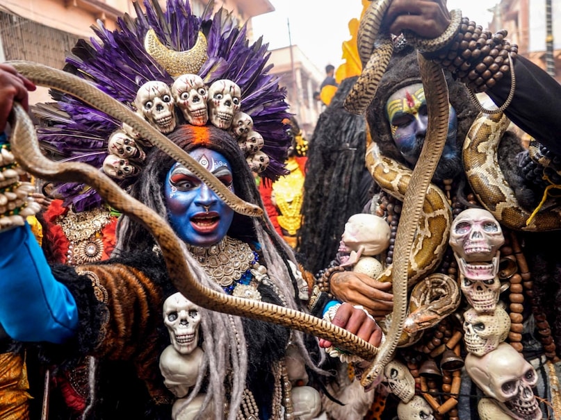 मंदिर की चौथी वर्षगांठ के उपलक्ष्य में आयोजित जुलूस में देवी-देवताओं की वेशभूषा धारण किए कई कलाकारों ने हिस्सा लिया, जिन्होंने अपने पहनावे से सभी को हैरान कर दिया. हांथों में सर्प लिए महादेव का अद्भुत रूप देख लोग भावविभोर हो गए. मंदिर की चौथी वर्षगांठ के उपलक्ष्य में आयोजित जुलूस में देवी-देवताओं की वेशभूषा धारण किए कई कलाकारों ने हिस्सा लिया, जिन्होंने अपने पहनावे से सभी को हैरान कर दिया. हांथों में सर्प लिए महादेव का अद्भुत रूप देख लोग भावविभोर हो गए.