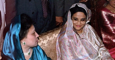 1980 के दशक में सैन्य शासन के खिलाफ खालिदा जिया और शेख हसीना एक मंच पर आई थीं.