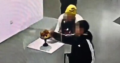 बच्चे से सोने का मुकुट गिर गया. (फोटो: X/@Rainmaker1973)