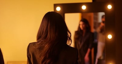 इस एक्ट्रेस बॉलीवुड के लगभग हर बड़े कलाकार के साथ काम किया है. स्टारकिड होते हुए भी इस पर कभी नेपोटिज्म का ठप्पा नहीं लगा. इस एक्ट्रेस ने पहले बंगाली फिल्म में नेगेटिव रोल निभाया और फिर बॉलीवुड फिल्म में लीड एक्ट्रेस के तौर पर कदम रखा. करियर के 10वें साल में एक्ट्रेस ने एक टैलेंटेड लेकिन फ्लॉप एक्टर से शादी की और 10 साल बाद तलाक हो गया.