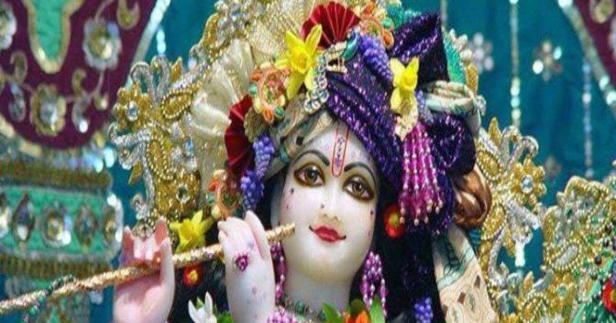 क्या आप जानते हैं ठाकुर जी के सामने खड़े होकर दर्शन करने से क्यों मना किया जाता है? पंडित जी ने बताई असली वजह