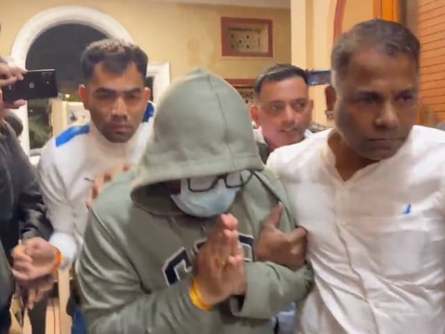 कोर्ट में हाथ जोड़ते नजर आए लूथरा ब्रदर्स, क्या कसेगा कानूनी शिकंजा