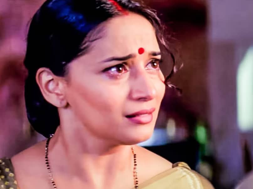 Madhuri Dixit, Madhuri Dixit News, Madhuri Dixit revisits 1988 Dayavan intimate scenes, Aaj Phir Tum Pe Pyar Aaya Song, Vinod Khanna-Madhuri Dixit, Madhuri Dixit still feel very embarrassed for Dayavan intimate scenes, दयावान, माधुरी दीक्षित, विनोद खन्ना, फिरोज खान, आज फिर तुम पर प्यार आया है