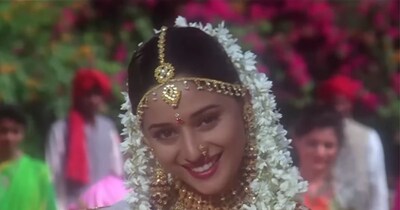 Madhuri Dixit turns bride, Rishi Kapoor gifts armlet with 29-year-old song.