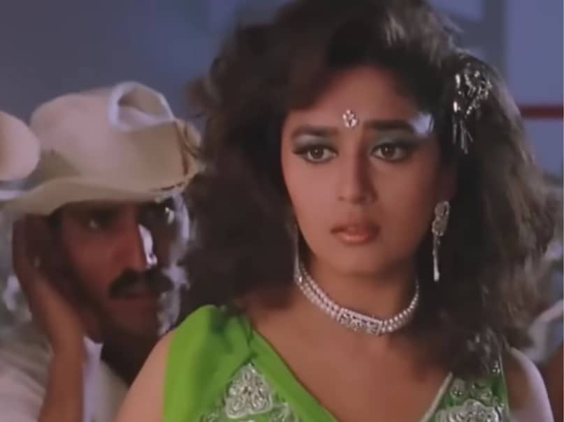 Madhuri Dixit, Madhuri Dixit News, Madhuri Dixit shared her experiences with being body shamed, Madhuri Dixit on early on in her career, what Madhuri Dixit mothers advised her, Madhuri Dixit Hit Films, how things changed after Tezaab, माधुरी दीक्षित, माधुरी दीक्षित की फिल्में, माधुरी दीक्षित ने करियर के शुरुआत में सुनी कड़वी बात, माधुरी दीक्षित की मां ने क्या दी थी सलाह