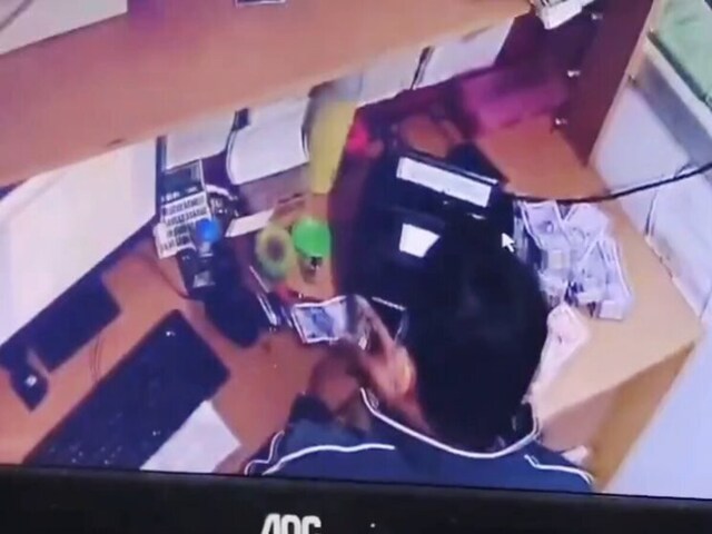महोबा में बैंक में कैशियर की करतूत CCTV में कैद, नोट चोरी करते हुए पकड़ाया