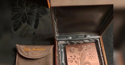 शख्स को सेकंड हैंड सामान बेचने वाली शॉप पर मेकअप मिरर दिखा. (फोटो: Justin B)