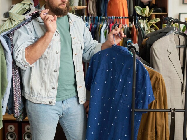 सेकंड हैंड सामानों की दुकान गया शख्स, खरीदा पुराना कोट...