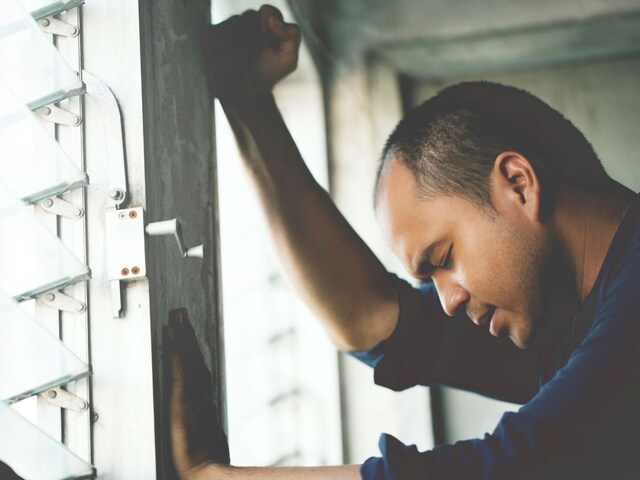 प्यार पाने के नायाब तरीके, कोई पोल पर चढ़ा, किसी ने हैक किया CCTV!