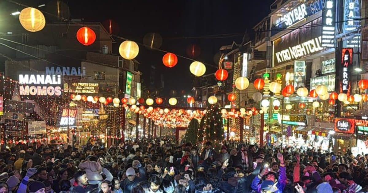 मनाली में सैलानियों का सैलाब, 24 घंटे में 50000 टूरिस्ट पहुंचे, 300 जवान तैनात