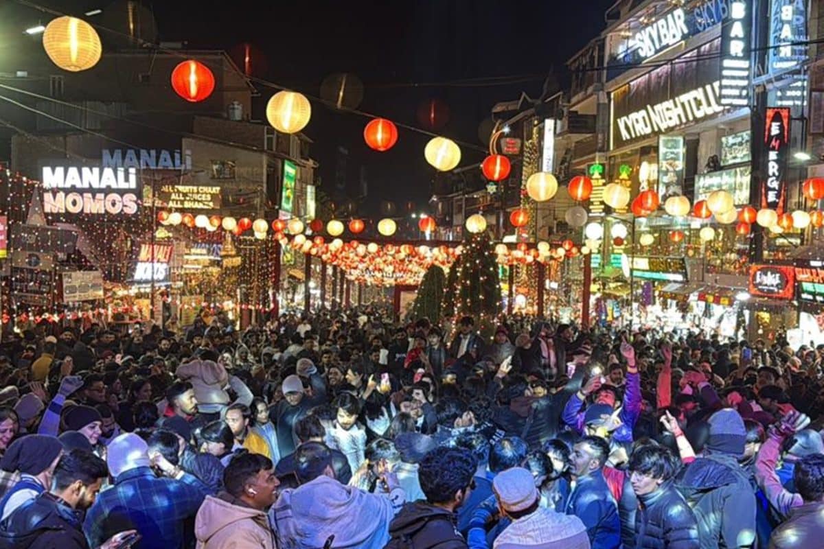 मनाली में सैलानियों का सैलाब 24 घंटे में 50000 टूरिस्ट पहुंचे 300 जवान तैनात