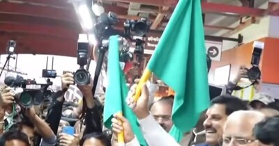 भोपाल मेट्रो को सीएम मोहन यादव और केंद्रीय मंत्री खट्टर ने हरी झंडी दिखाकर रवाना किया. 