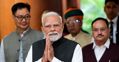 पीएम मोदी ने यूपी के एनडीए सांसदों से कहा कि ये मजदूर आपके पीछे खड़ा है.