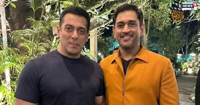 बता दें कि धोनी सलमान के अच्छे दोस्त हैं. सलमान 2024 में धोनी के बर्थडे सेलिब्रेशन में उनके साथ मौजूद थे. अब धोनी सलमान खान के बर्थडे सेलिब्रेशन में पहुंचे, जहां वेन्यू के अंदर दोनों को एक साथ पोज देते हुए देखा गया. पनवेल फार्महाउस के अंदर की एक फोटो सामने आई है, जिसमें धोनी येलो जैकेट पहने हुए सलमान खान के साथ खड़े हैं. अपने-अपने क्षेत्र के दोनों दिग्गज इस फ्रेम में लाजवाब लग रहे हैं.