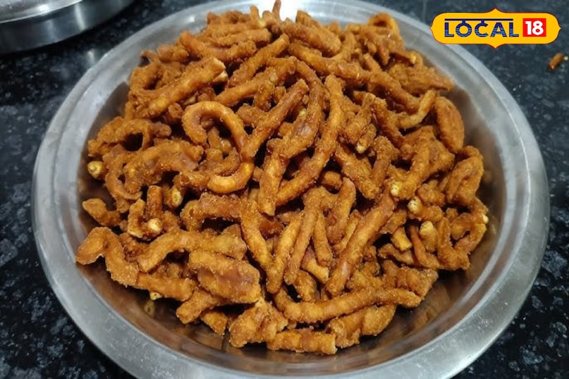 सर्दियों में छा गई देसी गुड़ सेव, बिना मशीन बनी हेल्दी और एनर्जी से भरपूर स्नैक सर्दियों में छा गई देसी गुड़ सेव, बिना मशीन बनी हेल्दी और एनर्जी से भरपूर स्नैक