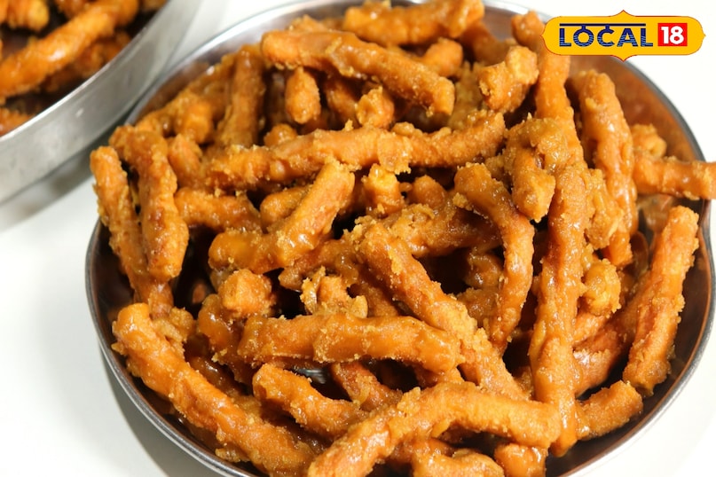 सर्दियों में छा गई देसी गुड़ सेव, बिना मशीन बनी हेल्दी और एनर्जी से भरपूर स्नैक सर्दियों में छा गई देसी गुड़ सेव, बिना मशीन बनी हेल्दी और एनर्जी से भरपूर स्नैक