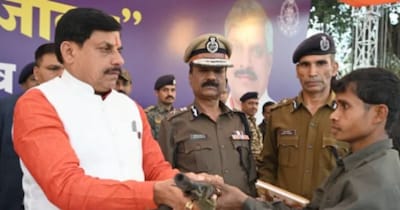 बालाघाट में सीएम मोहन यादव के सामने इनामी नक्सलियों ने सरेंडर कर दिया है.