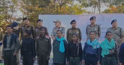 एमपी और छत्‍तीसगढ़ में नक्‍सली कमांडर अपने साथियों के साथ सरेंडर कर रहे हैं. 