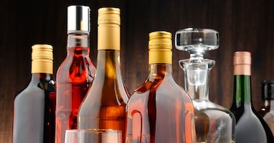 ज्यादा शराब पीने से कई लोग बेहोश हो जाते हैं, जो एक मेडिकल इमरजेंसी है.